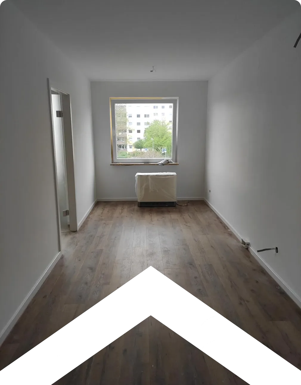 Modernes Wohnhaus mit Holzfassade in der Abenddämmerung