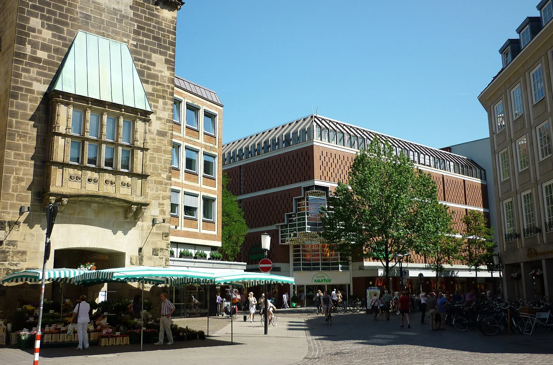 Münster - Münster (Westfalen). Beginn der Einkaufsmeile Ludgeristraße mit Galeria Kaufhof. Blick vom Prinzipalmarkt.