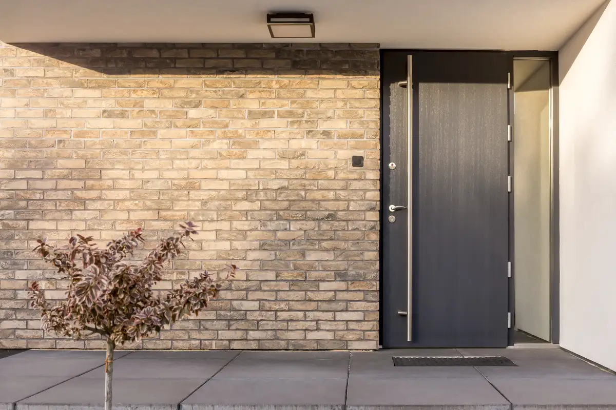 Moderne Haustür in einem minimalistisch gestalteten Eingangsbereich