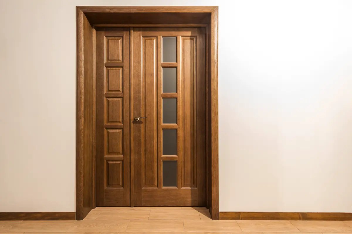 Holzinnentür mit Fensterpaneelen in modernem Raum