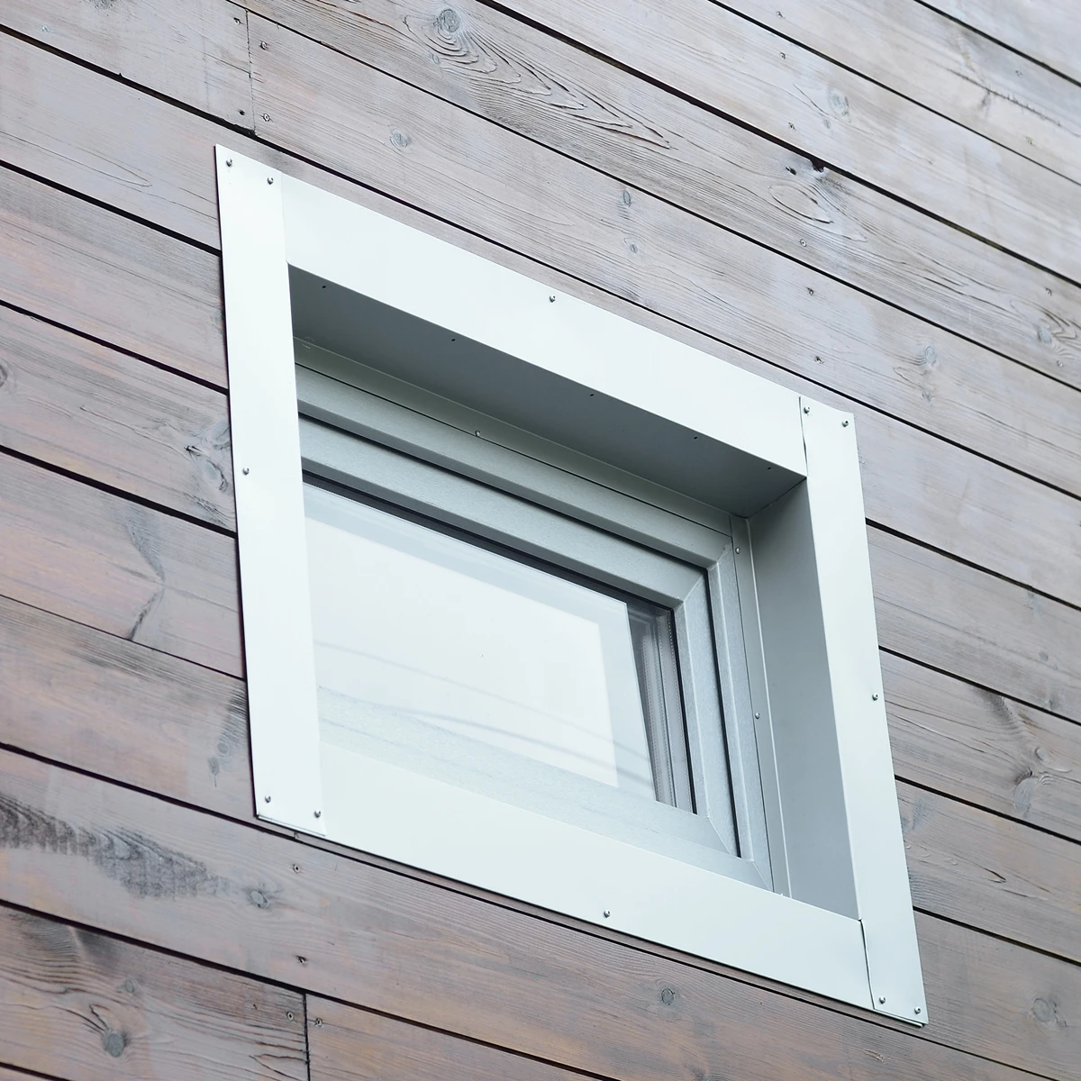 Fensterinstallation an einer Holzfassade mit modernem Design