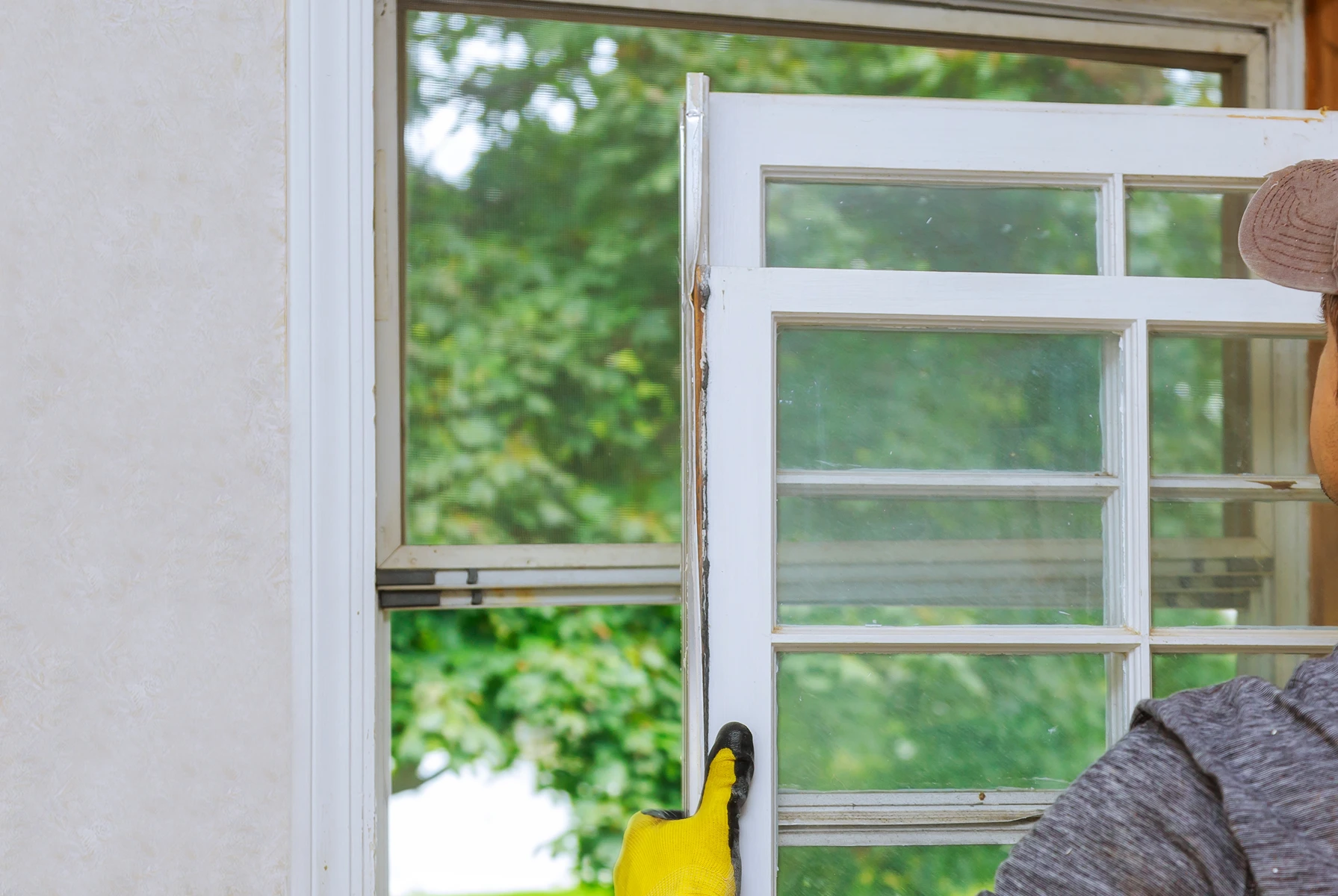 Fenster wird montiert, während der Außenbereich sichtbar ist