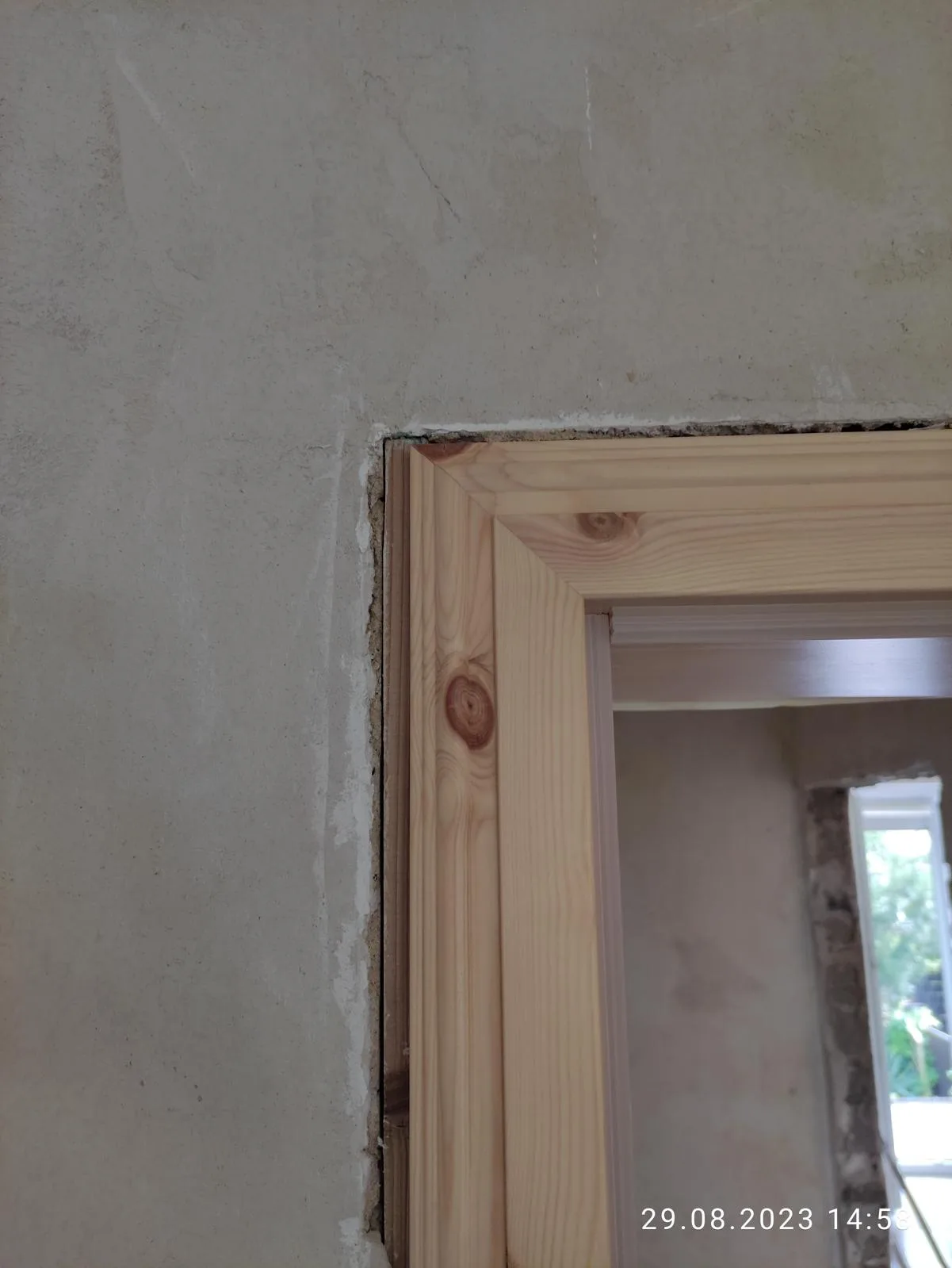Holzrahmen für Fensterinstallation in renoviertem Raum
