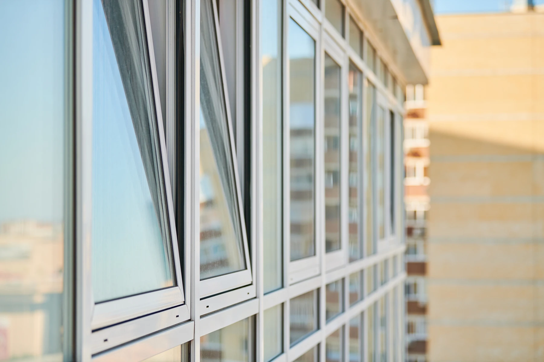 Moderne Fenster mit einem eleganten Design in hellen Farben