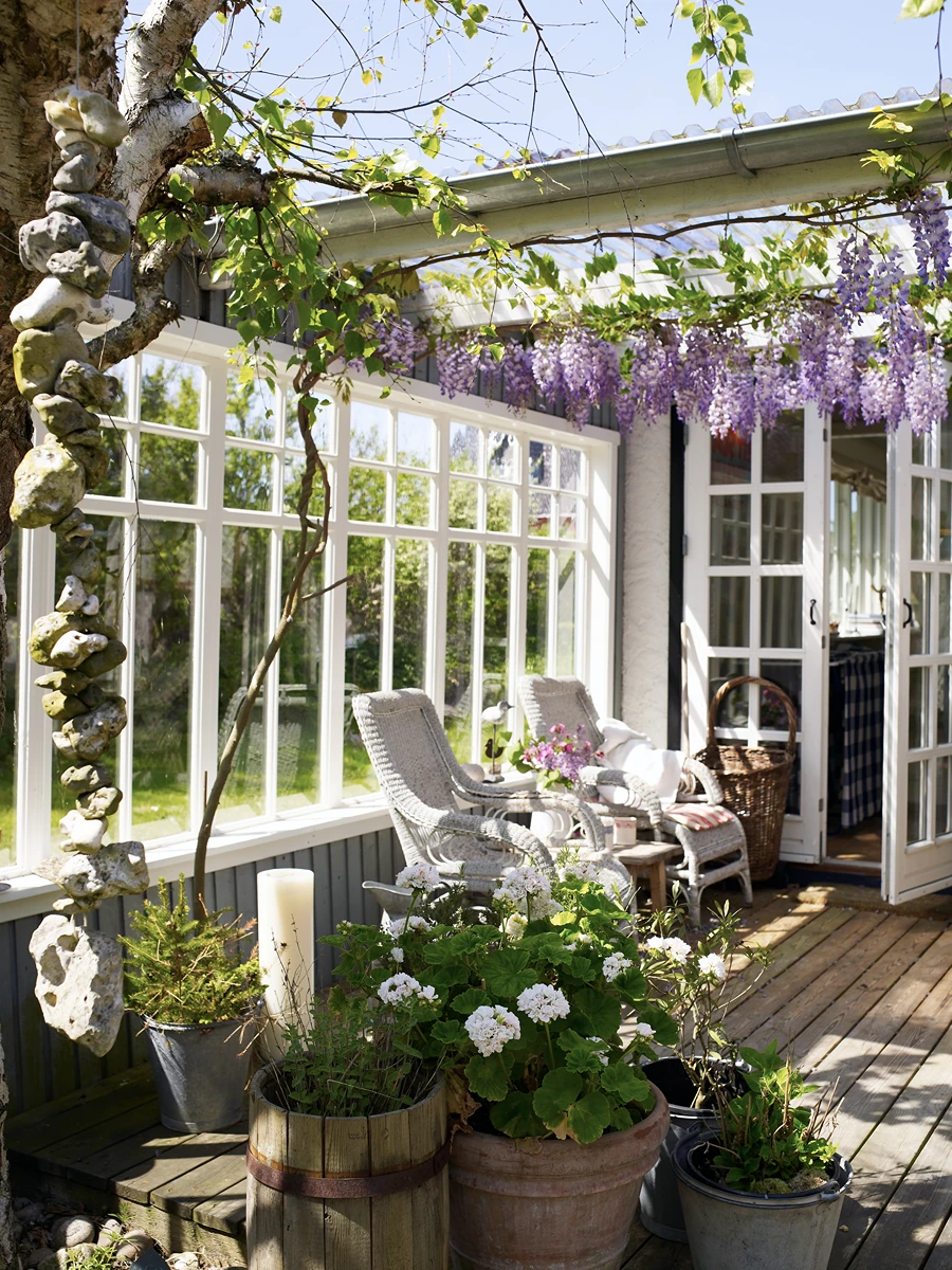 Veranda mit Wisteria und Gartenmöbeln, ideal für Terrassenüberdachung