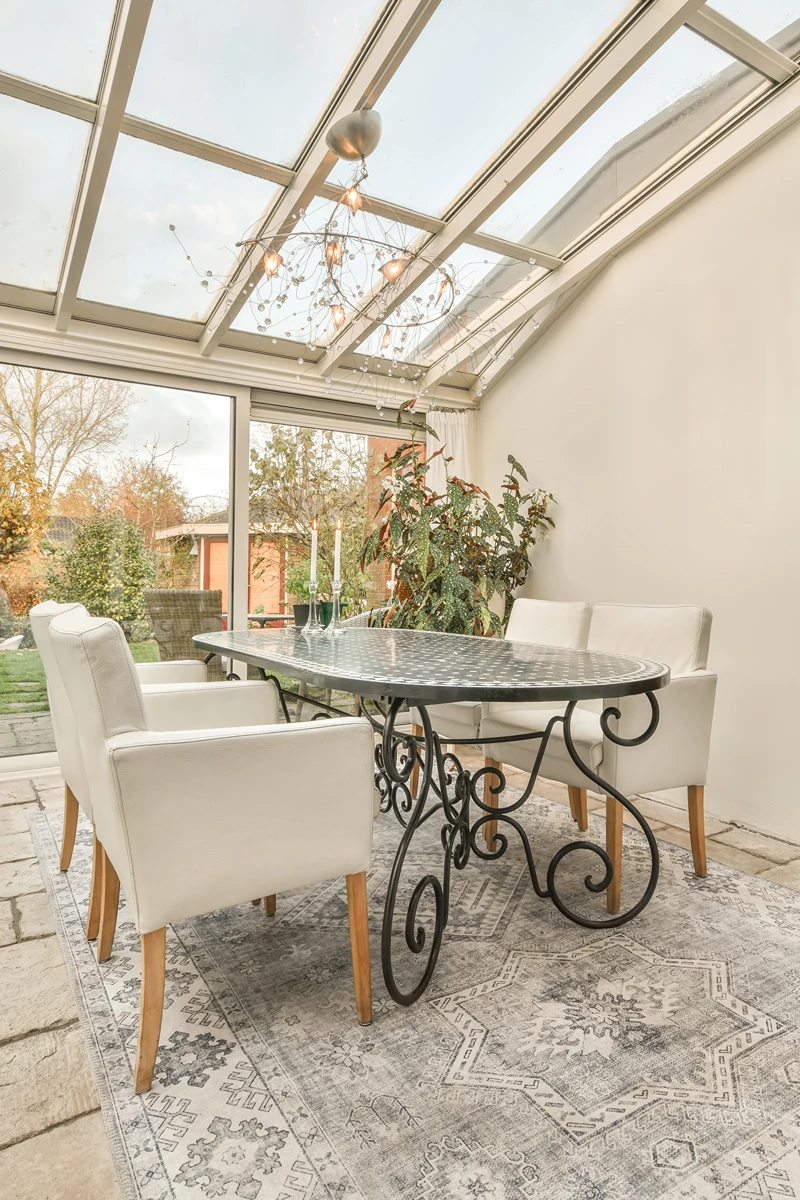Modernes Wintergarten mit eleganter Deko und stilvollen Möbeln