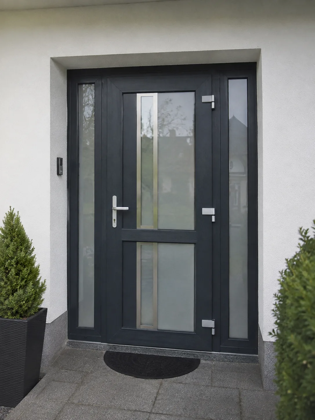 Moderne Haustür mit Glaselementen und eleganter Rahmenkonstruktion