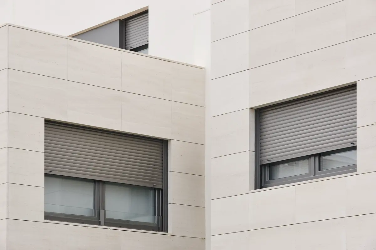 Fenster mit Rollläden in moderner Architektur
