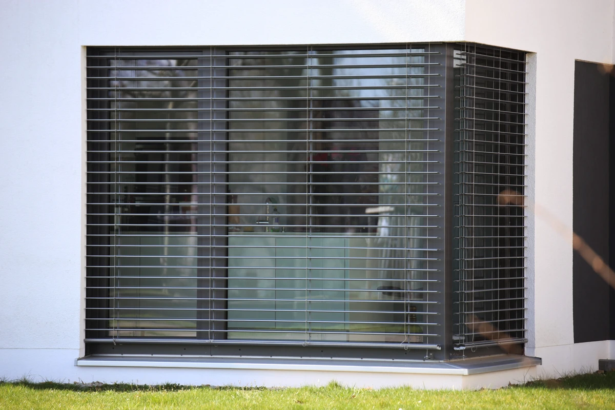 Fenstermontage mit Rollläden an einem modernen Gebäudeeck