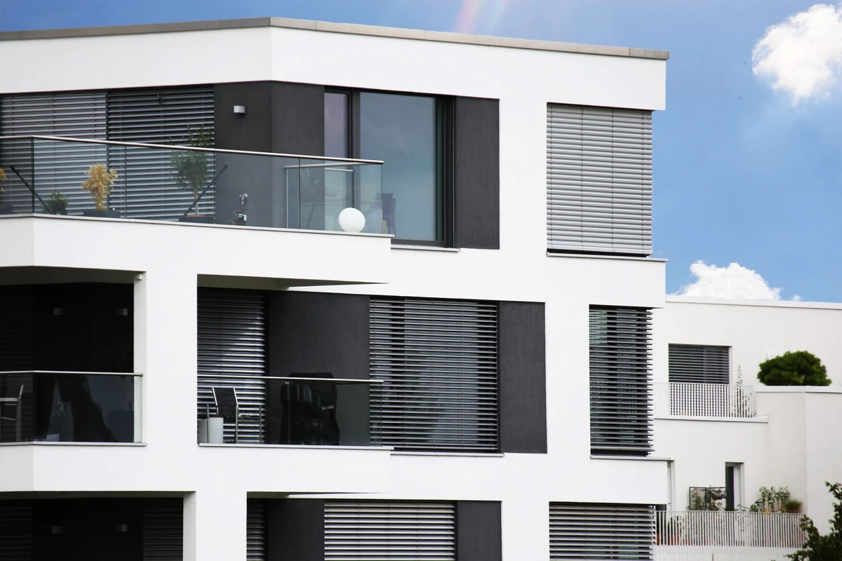 Modernes Wohnhaus mit Fenstermontage und Balkonansicht