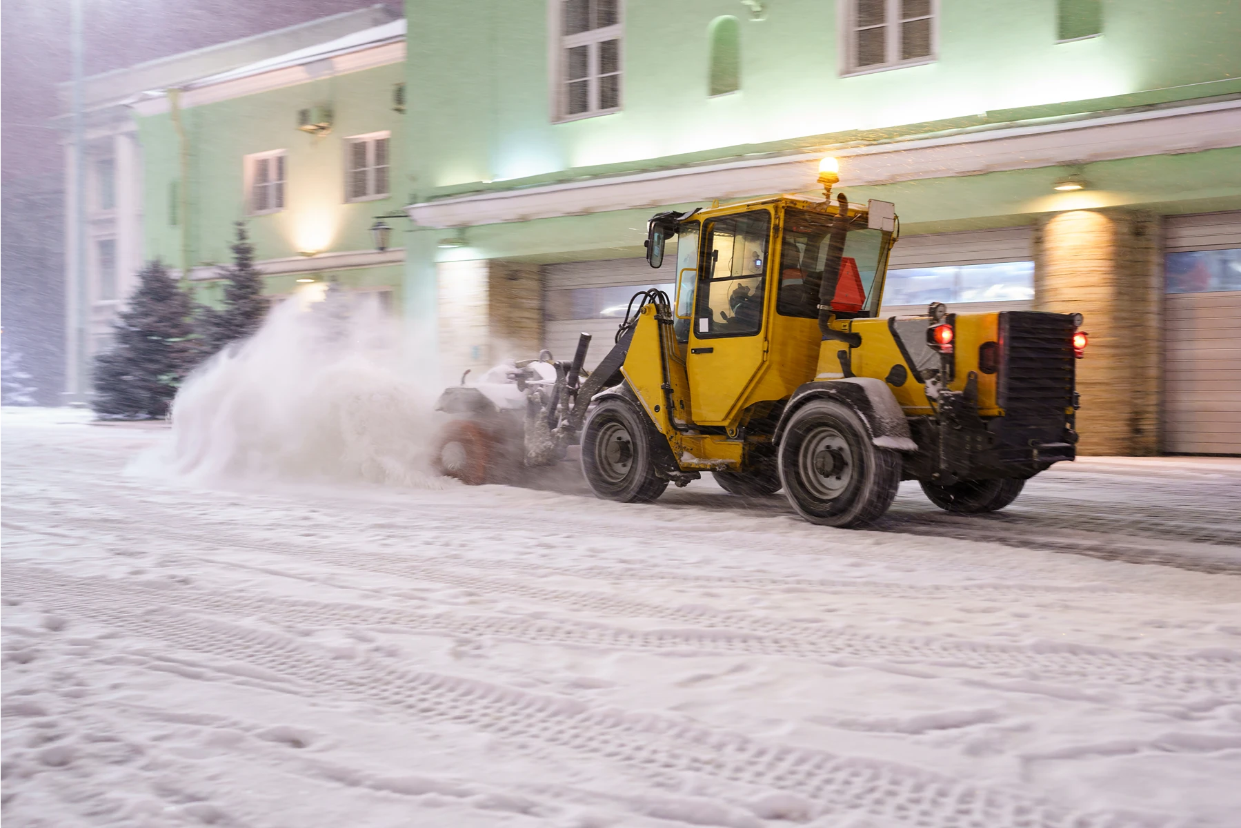 Schneeräumung mit einem speziellen Fahrzeug auf einer verschneiten Straße