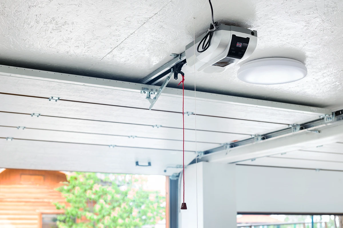Elektromotor für ein Garagentor an der Decke montiert