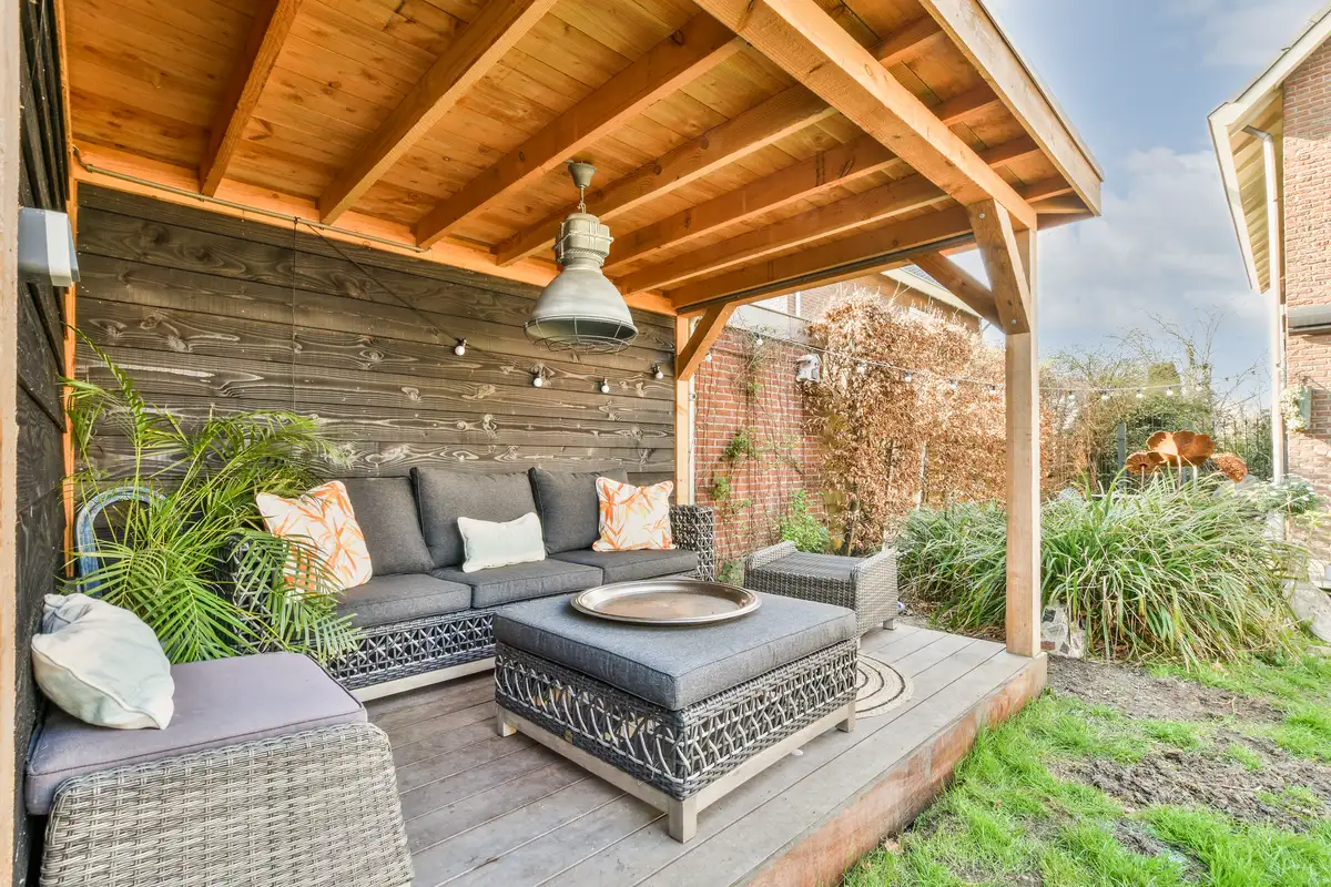 Modernisierte Terrasse mit gemütlicher Sitzecke und Holzüberdachung