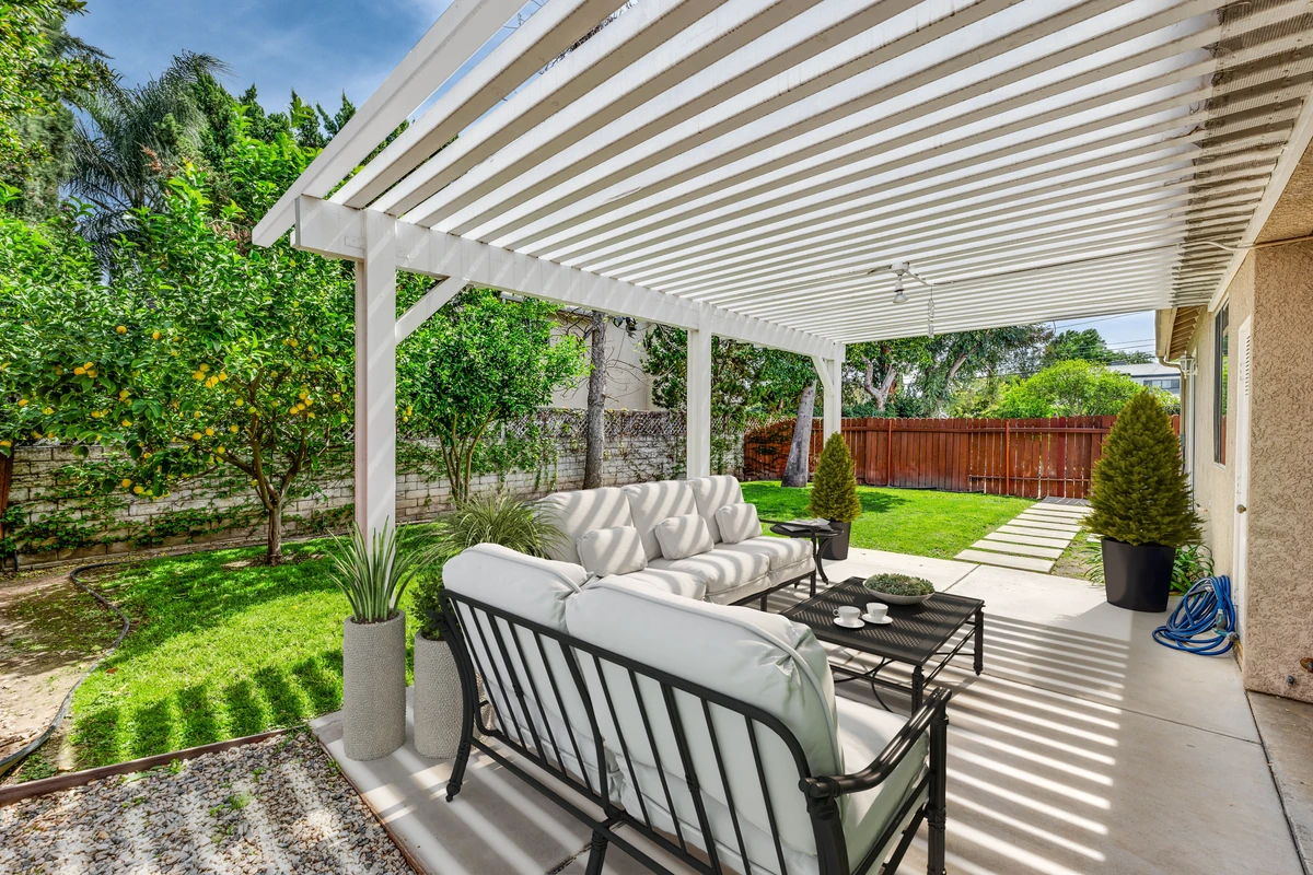 Gemütliche Terrasse mit Sonnen shelter und Rasenfläche