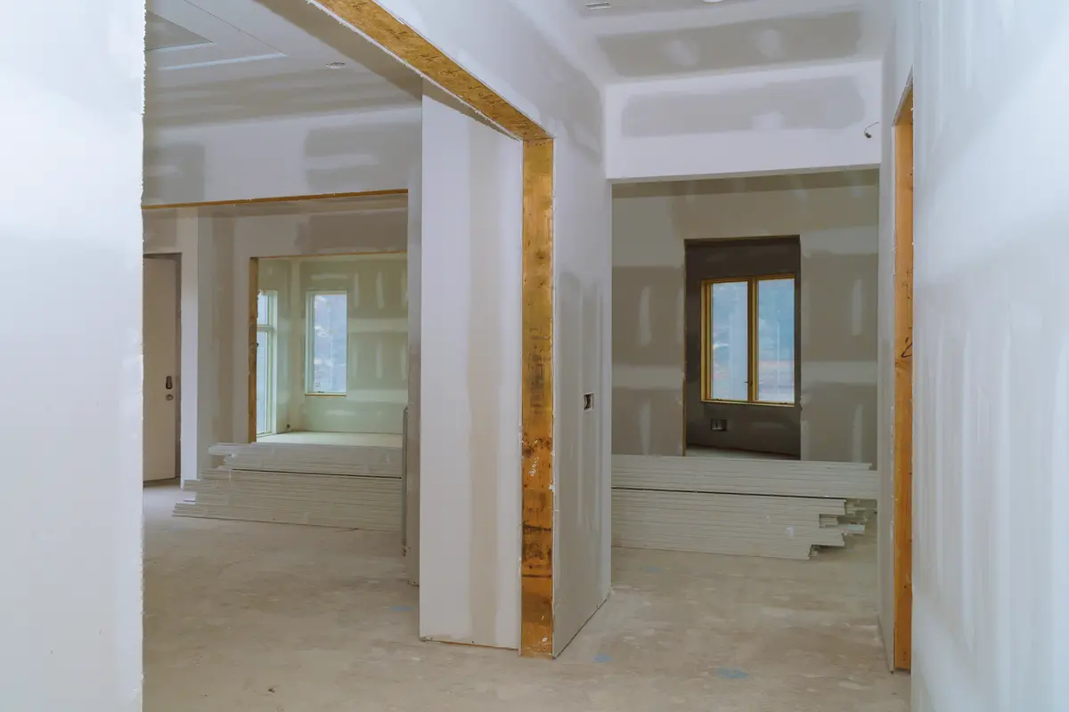 Innenausbau mit Trockenbauwänden und einem Fenster im Hintergrund