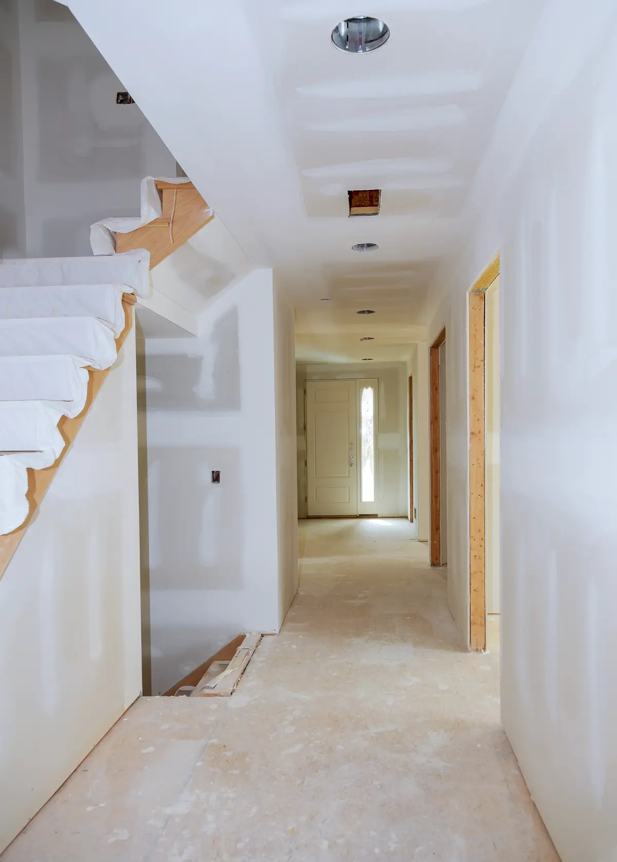 Innenausbau eines Flures mit Treppe und offenen Türen