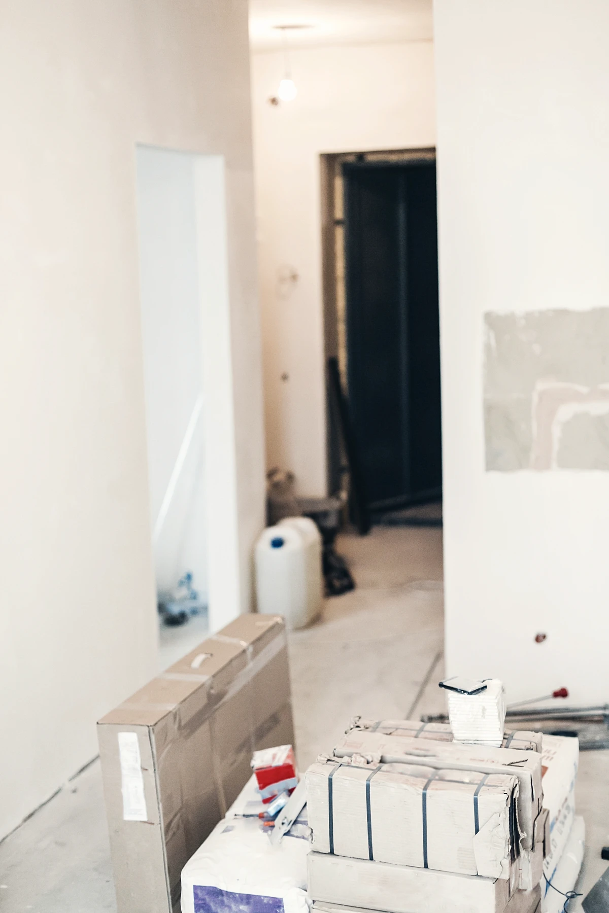 Baustelle im Innenausbau mit Kartons und Baustellenmaterialien