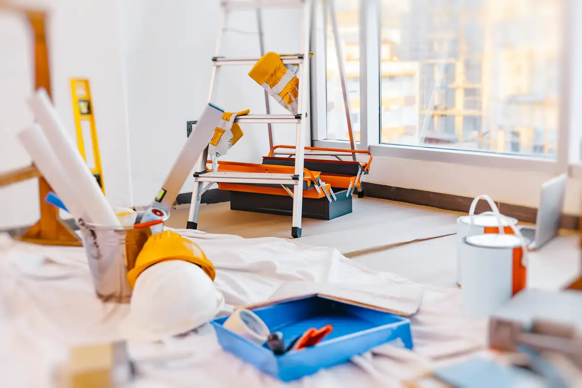 Baustelle mit Leiter, Werkzeugen und Materialien für den Innenausbau
